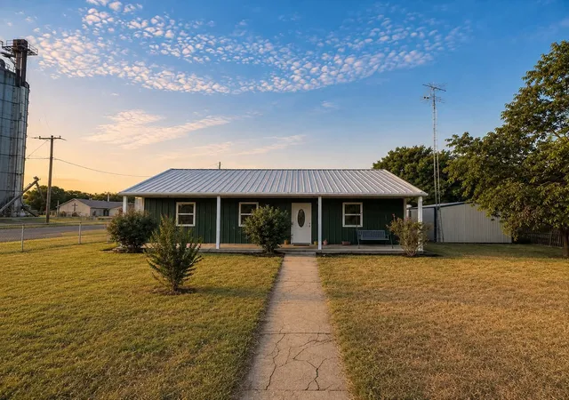 Photo 3 of Single family home for sale at 702 Main St, Windom, TX 75492 | MLS# 21364164 | Listing updated on 2026-08-20