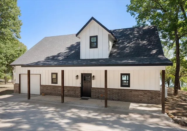 Photo 2 of Single family home for sale at 429 Meandering Wy, Corsicana, TX 75109 | MLS# 21359868 | Listing updated on 2026-08-28