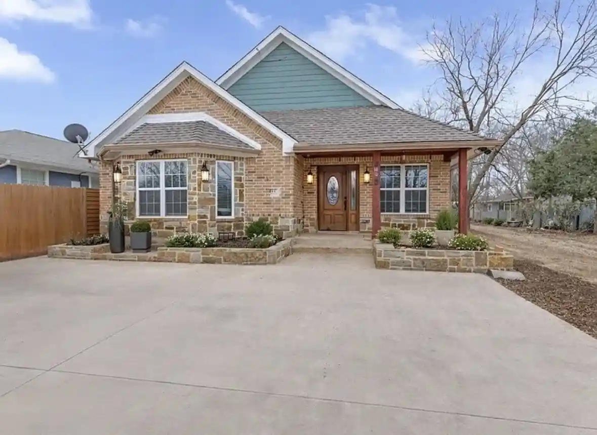 Photo 2 of Single family home for sale at 812 E Mcgee St, Sherman, TX 75090 | MLS# 21364248 | Listing updated on 2026-10-27