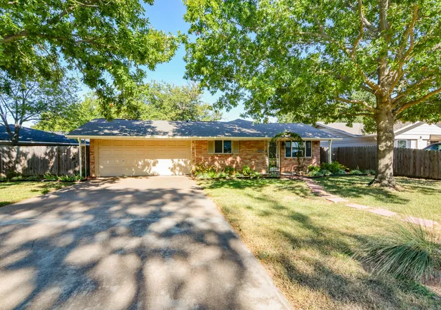 Photo 1 of Sale Pending at 1207 Lynnwood Dr, Cleburne, TX 76033 | MLS# 21364237 | Listing updated on 2026-10-05