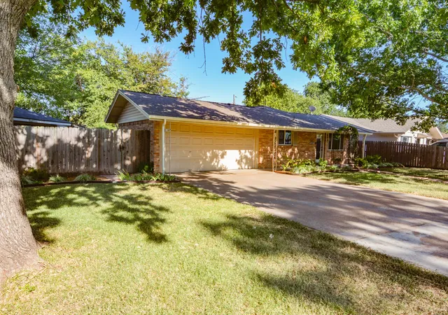 Photo 2 of Sale Pending at 1207 Lynnwood Dr, Cleburne, TX 76033 | MLS# 21364237 | Listing updated on 2026-10-05
