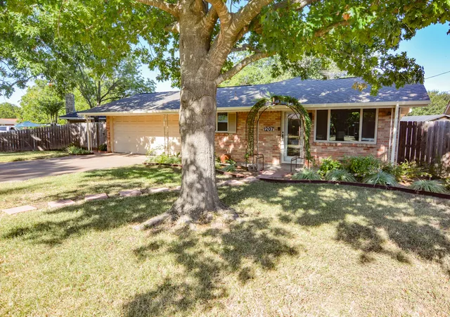 Photo 3 of Sale Pending at 1207 Lynnwood Dr, Cleburne, TX 76033 | MLS# 21364237 | Listing updated on 2026-10-05