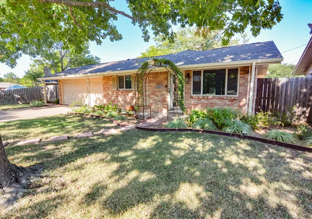 Photo 3 of Sale Pending at 1207 Lynnwood Dr, Cleburne, TX 76033 | MLS# 21364237 | Listing updated on 2026-10-05