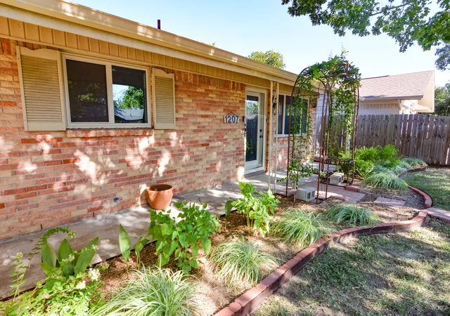 Photo 4 of Sale Pending at 1207 Lynnwood Dr, Cleburne, TX 76033 | MLS# 21364237 | Listing updated on 2026-10-05