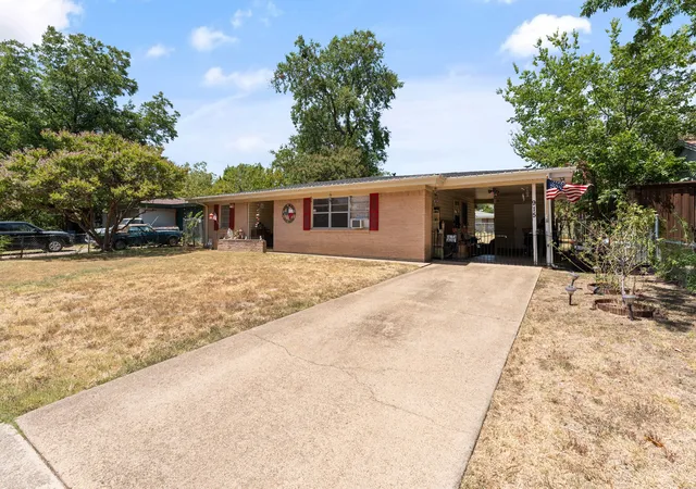 Photo 2 of Single family home for sale at 915 Liberty Dr, Irving, TX 75061 | MLS# 21364254 | Listing updated on 2026-08-20