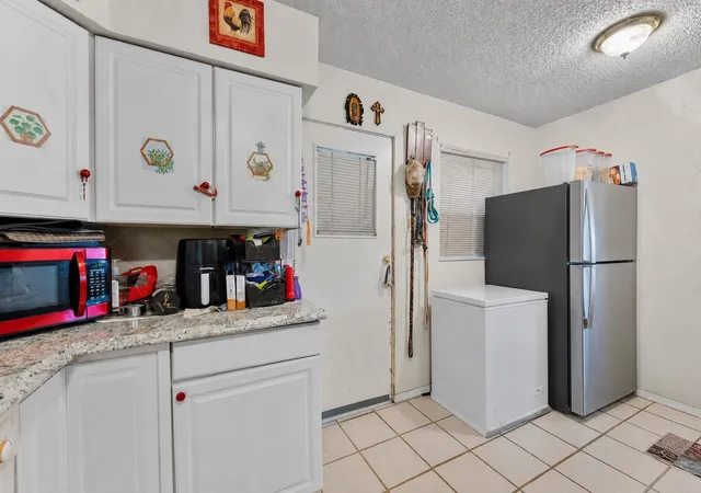 Photo 4 of Single family home for sale at 915 Liberty Dr, Irving, TX 75061 | MLS# 21364254 | Listing updated on 2026-08-20