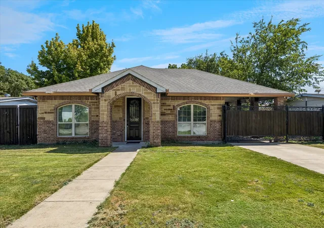 Photo 1 of Single family home for sale at 1533 Cairn Cir, Fort Worth, TX 76134 | MLS# 21362419 | Listing updated on 2026-09-03
