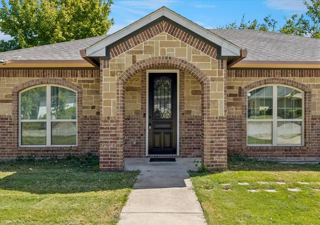 Photo 2 of Single family home for sale at 1533 Cairn Cir, Fort Worth, TX 76134 | MLS# 21362419 | Listing updated on 2026-09-03