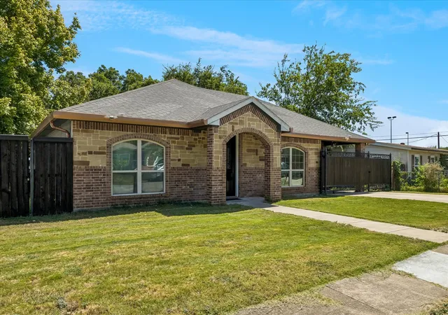 Photo 3 of Single family home for sale at 1533 Cairn Cir, Fort Worth, TX 76134 | MLS# 21362419 | Listing updated on 2026-09-03
