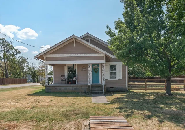 Photo 4 of Single family home for sale at 700 Elm St, Sanger, TX 76266 | MLS# 21364198 | Listing updated on 2026-08-30