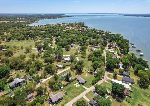 Photo 4 of Single family home for sale at 7477 Scenic Dr, Lone Oak, TX 75453 | MLS# 21364033 | Listing updated on 2026-09-23