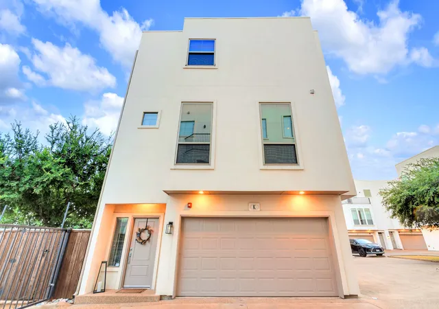 Photo 1 of Sale Pending at 2100 N Fitzhugh Ave #K, Dallas, TX 75204 | MLS# 21342380 | Listing updated on 2026-08-28