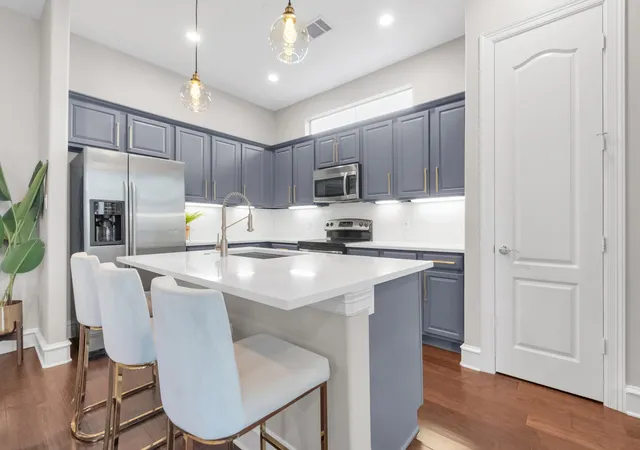 Listing Photo 5 - Condo for sale in building located at 2100 N Fitzhugh Ave, Dallas, TX 75204 - Unit #K