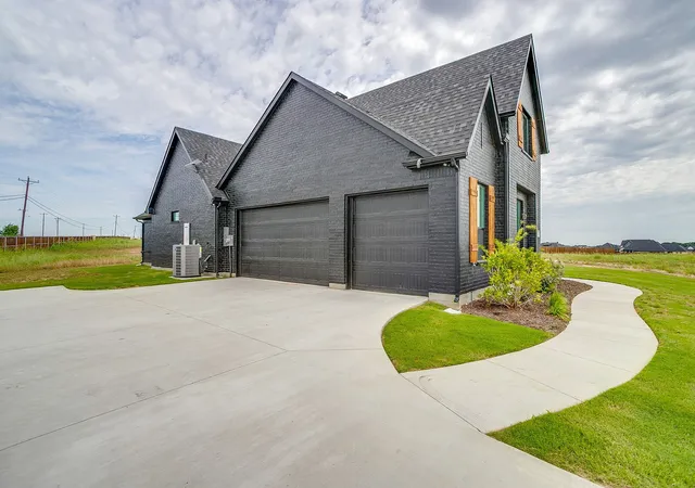 Photo 2 of Single family home for sale at 4511 Matador Ranch Ct, Waxahachie, TX 75165 | MLS# 21363914 | Listing updated on 2026-08-20