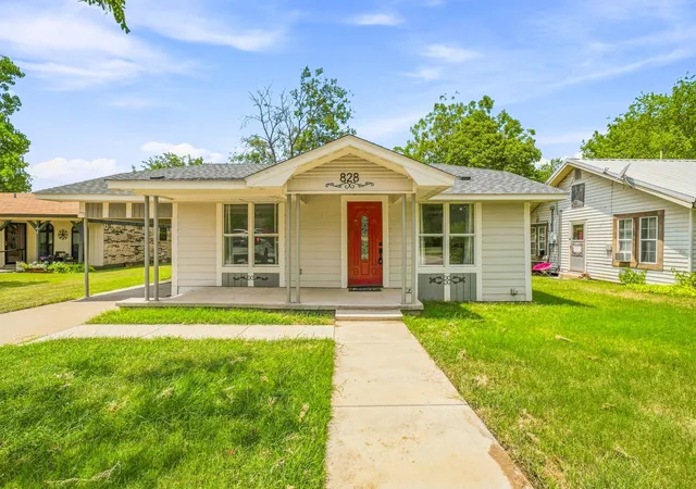 Photo 1 of Single family home for sale at 828 Indiana St, Graham, TX 76450 | MLS# 21358016 | Listing updated on 2026-10-02