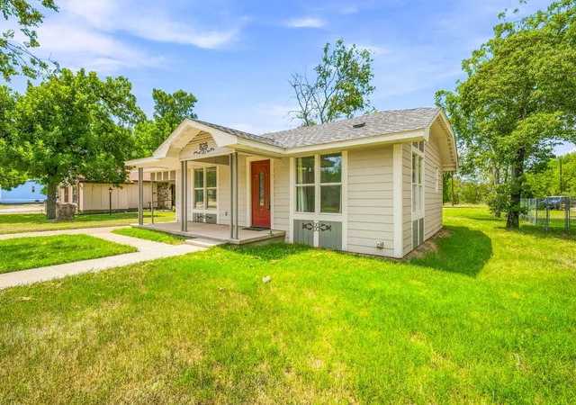 Photo 2 of Single family home for sale at 828 Indiana St, Graham, TX 76450 | MLS# 21358016 | Listing updated on 2026-10-02