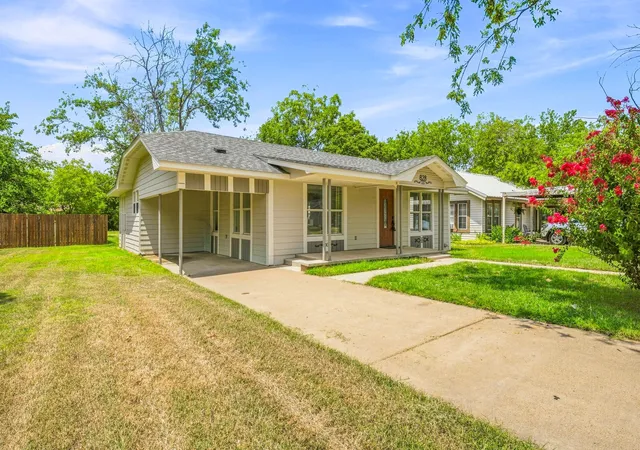 Photo 3 of Single family home for sale at 828 Indiana St, Graham, TX 76450 | MLS# 21358016 | Listing updated on 2026-10-02