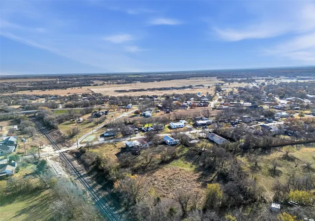 Photo 2 of Single family home for sale at 604 S Spears St, Alvarado, TX 76009 | MLS# 21350308 | Listing updated on 2026-08-24
