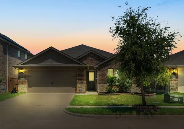 Photo 2 of Single family home for sale at 1805 Gold Mine Trl, Aubrey, TX 76227 | MLS# 21364431 | Listing updated on 2026-08-20