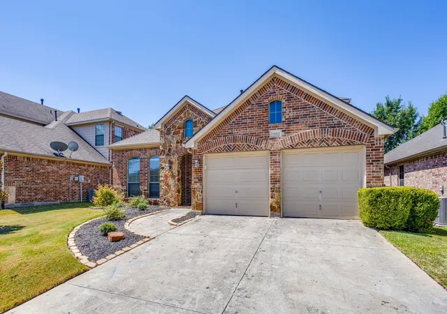 Photo 2 of Single family home for sale at 7023 Beacon Dr, Grand Prairie, TX 75054 | MLS# 21335127 | Listing updated on 2026-08-20