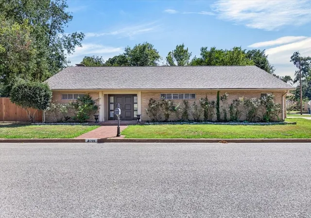 Photo 1 of Single family home for sale at 726 Mulberry Dr, Athens, TX 75751 | MLS# 21364671 | Listing updated on 2026-09-22