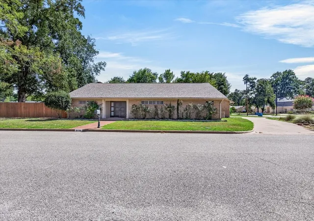 Photo 2 of Single family home for sale at 726 Mulberry Dr, Athens, TX 75751 | MLS# 21364671 | Listing updated on 2026-09-22