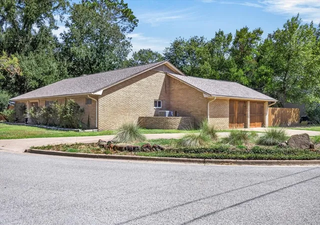 Photo 3 of Single family home for sale at 726 Mulberry Dr, Athens, TX 75751 | MLS# 21364671 | Listing updated on 2026-09-22
