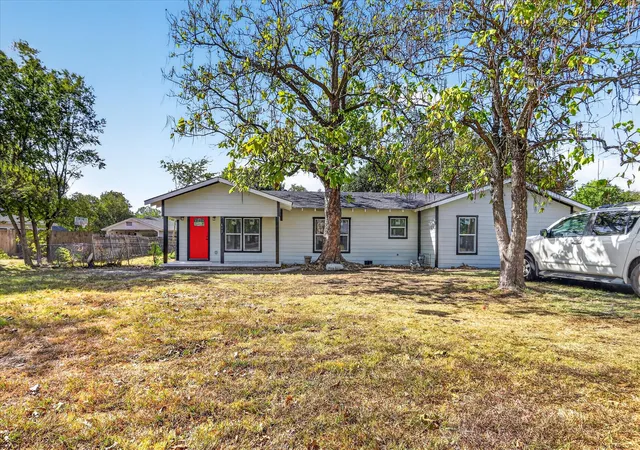 Photo 1 of Sale Pending at 613 W Main St, Crowley, TX 76036 | MLS# 21364071 | Listing updated on 2026-09-17
