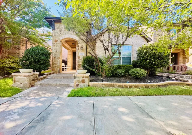 Photo 2 of Single family home for sale at 1041 Lone Ivory Trl, Arlington, TX 76005 | MLS# 21363237 | Listing updated on 2026-08-20