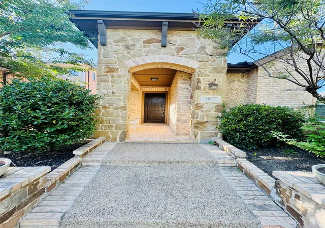 Photo 3 of Single family home for sale at 1041 Lone Ivory Trl, Arlington, TX 76005 | MLS# 21363237 | Listing updated on 2026-08-20