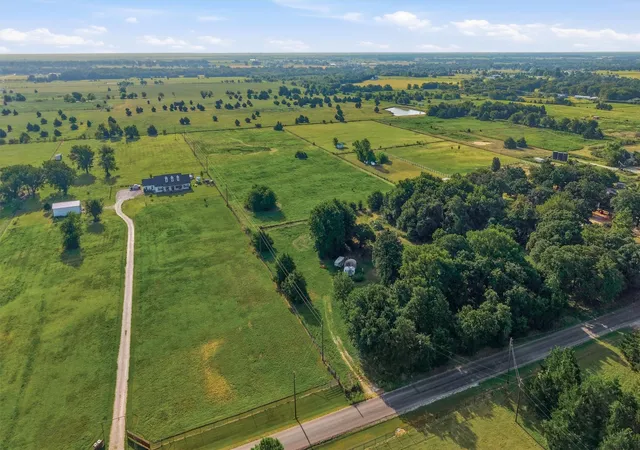 Photo 4 of Sale Pending at 1614 W Line Rd, Whitesboro, TX 76273 | MLS# 21355395 | Listing updated on 2026-09-28