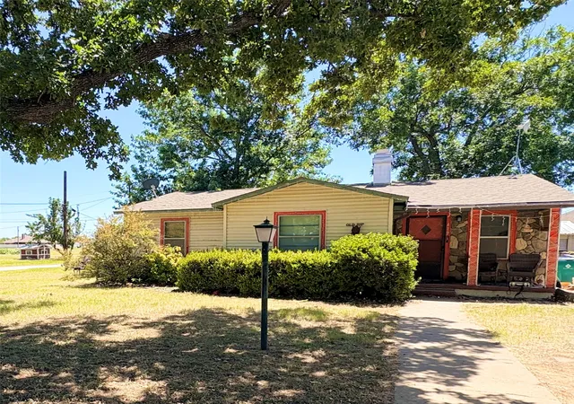 Photo 2 of Single family home for sale at 419 E Conner St, Eastland, TX 76448 | MLS# 21364784 | Listing updated on 2026-08-20