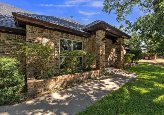 Photo 2 of Sale Pending at 204 Fairway Dr, Willow Park, TX 76087 | MLS# 21363432 | Listing updated on 2026-08-29