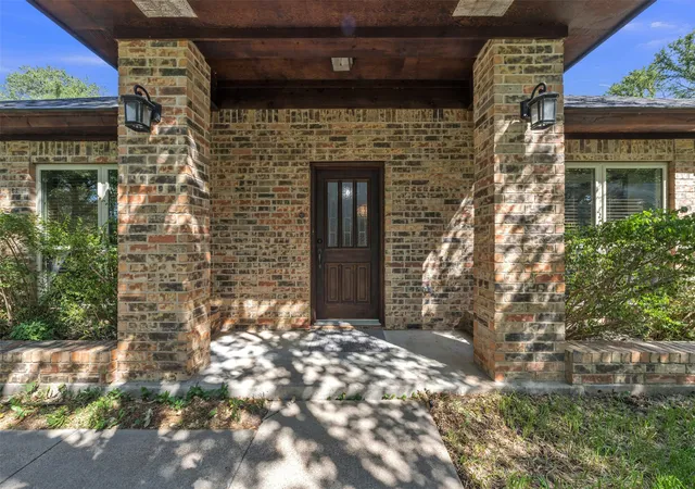 Photo 3 of Sale Pending at 204 Fairway Dr, Willow Park, TX 76087 | MLS# 21363432 | Listing updated on 2026-08-29