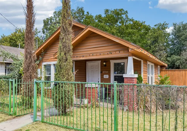 Photo 1 of Single family home for sale at 2721 Jeff St, Fort Worth, TX 76111 | MLS# 21363921 | Listing updated on 2026-08-27