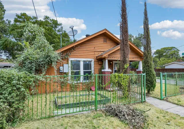 Photo 2 of Single family home for sale at 2721 Jeff St, Fort Worth, TX 76111 | MLS# 21363921 | Listing updated on 2026-08-27