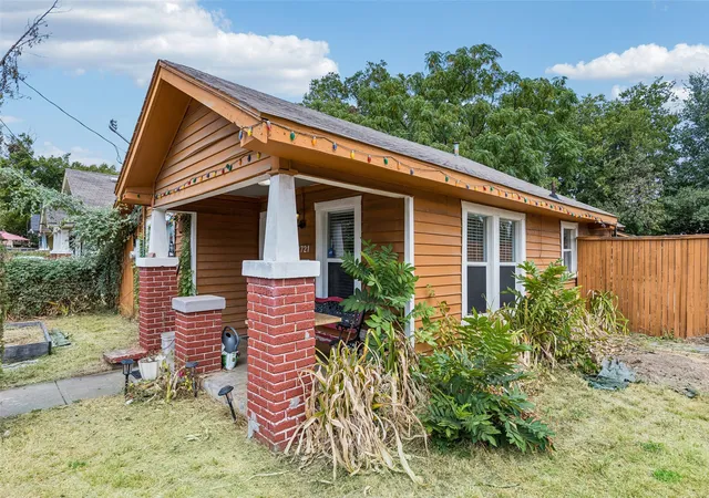 Photo 3 of Single family home for sale at 2721 Jeff St, Fort Worth, TX 76111 | MLS# 21363921 | Listing updated on 2026-08-27