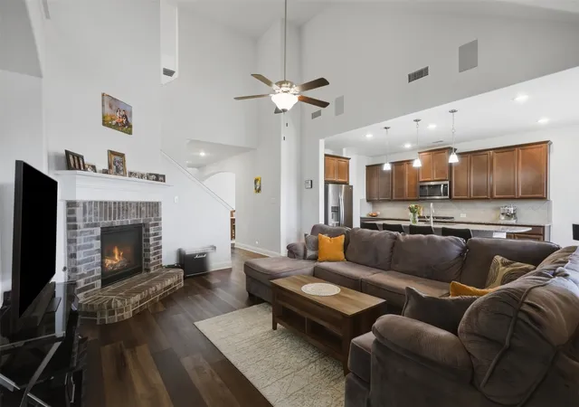 Photo 4 of Single family home for sale at 5501 Tuxbury Pond Dr, Fort Worth, TX 76179 | MLS# 21364581 | Listing updated on 2026-08-20