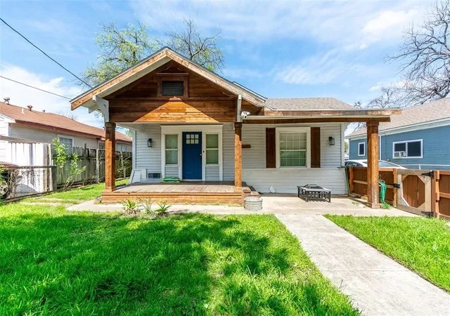 Photo 1 of Single family home for sale at 719 Melba St, Dallas, TX 75208 | MLS# 21364693 | Listing updated on 2026-08-20