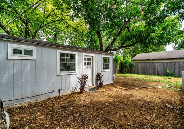 Photo 3 of Single family home for sale at 719 Melba St, Dallas, TX 75208 | MLS# 21364693 | Listing updated on 2026-08-20