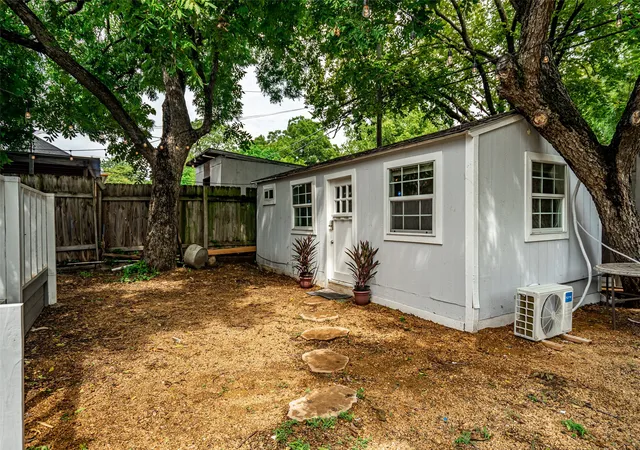 Photo 4 of Single family home for sale at 719 Melba St, Dallas, TX 75208 | MLS# 21364693 | Listing updated on 2026-08-20