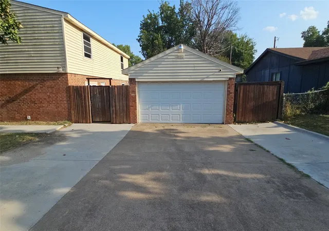 Photo 2 of Single family home for sale at 833 James St, Azle, TX 76020 | MLS# 21352355 | Listing updated on 2026-08-20