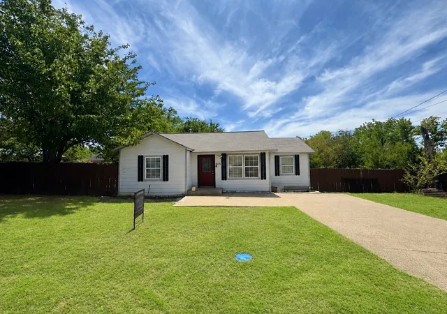 Photo 1 of Single family home for sale at 804 E Hook St, Stephenville, TX 76401 | MLS# 21364454 | Listing updated on 2026-08-20