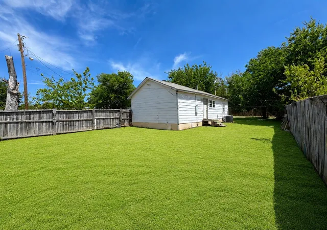 Photo 3 of Single family home for sale at 804 E Hook St, Stephenville, TX 76401 | MLS# 21364454 | Listing updated on 2026-08-20