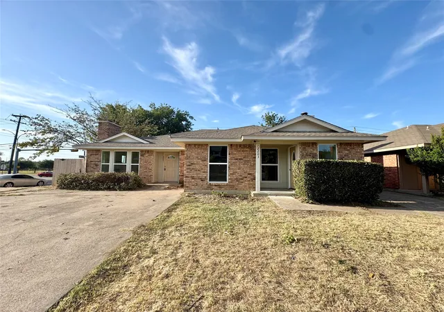 Photo 2 of Multi family home for sale at 2201/2203 Summer Pl Dr, Arlington, TX 76014 | MLS# 21364733 | Listing updated on 2026-09-22
