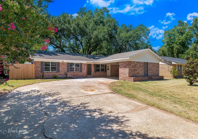 Photo 1 of Single family home for sale at 505 Meadowbrook Ln, Shreveport, LA 71105 | MLS# 21364888 | Listing updated on 2026-08-29