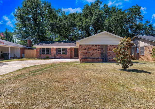 Photo 2 of Single family home for sale at 505 Meadowbrook Ln, Shreveport, LA 71105 | MLS# 21364888 | Listing updated on 2026-08-29