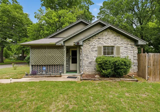 Photo 1 of Single family home for sale at 1300 Spring St, Waco, TX 76704 | MLS# 21363460 | Listing updated on 2026-08-20