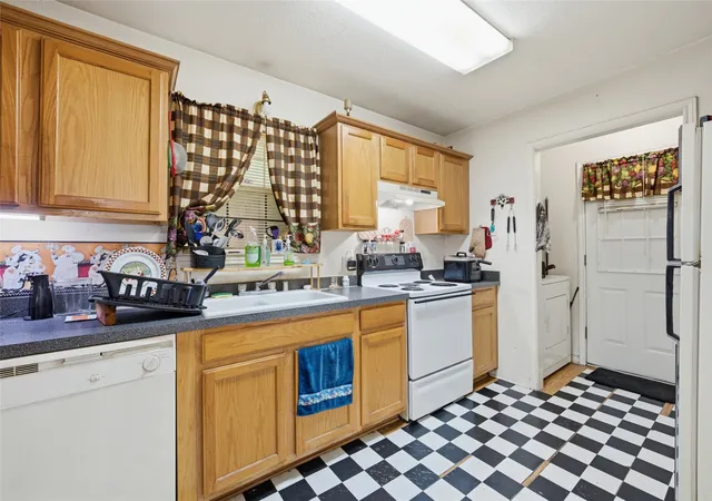 Photo 4 of Single family home for sale at 1300 Spring St, Waco, TX 76704 | MLS# 21363460 | Listing updated on 2026-08-20