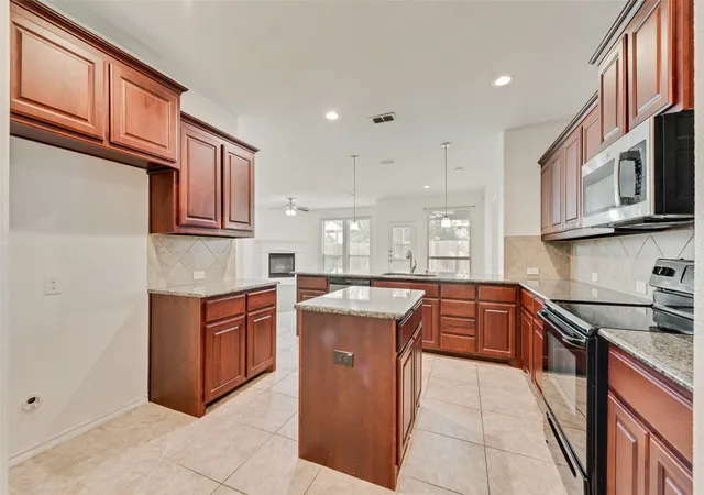 Photo 4 of Single family home for sale at 11321 Gold Canyon Dr, Haslet, TX 76052 | MLS# 21363404 | Listing updated on 2026-10-06